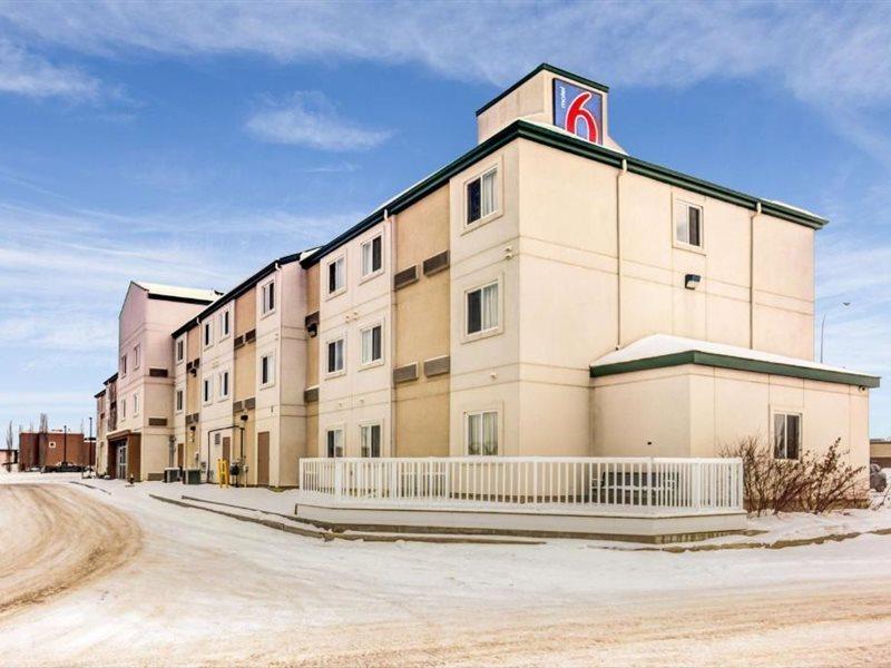Days Inn By Wyndham Stony Plain Exteriör bild