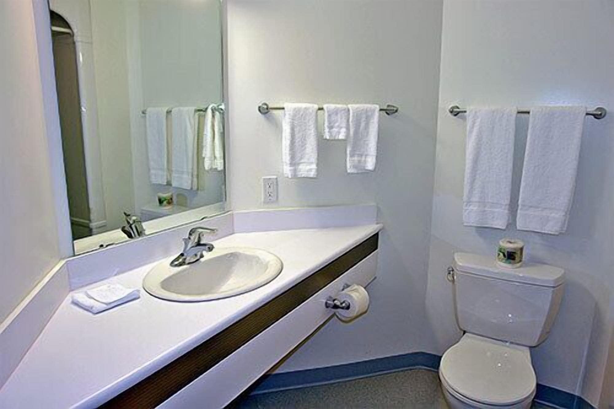 Days Inn By Wyndham Stony Plain Exteriör bild