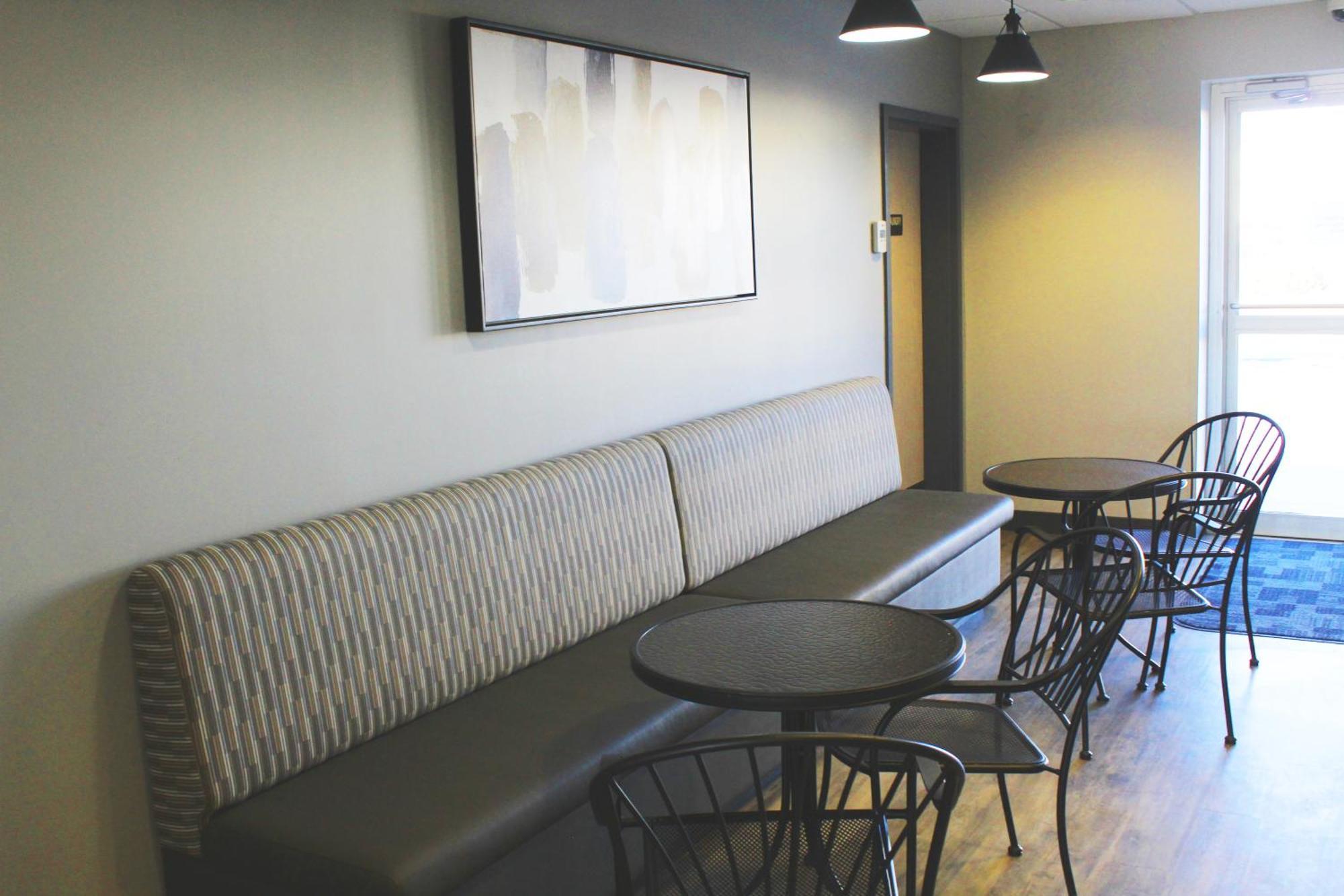 Days Inn By Wyndham Stony Plain Exteriör bild