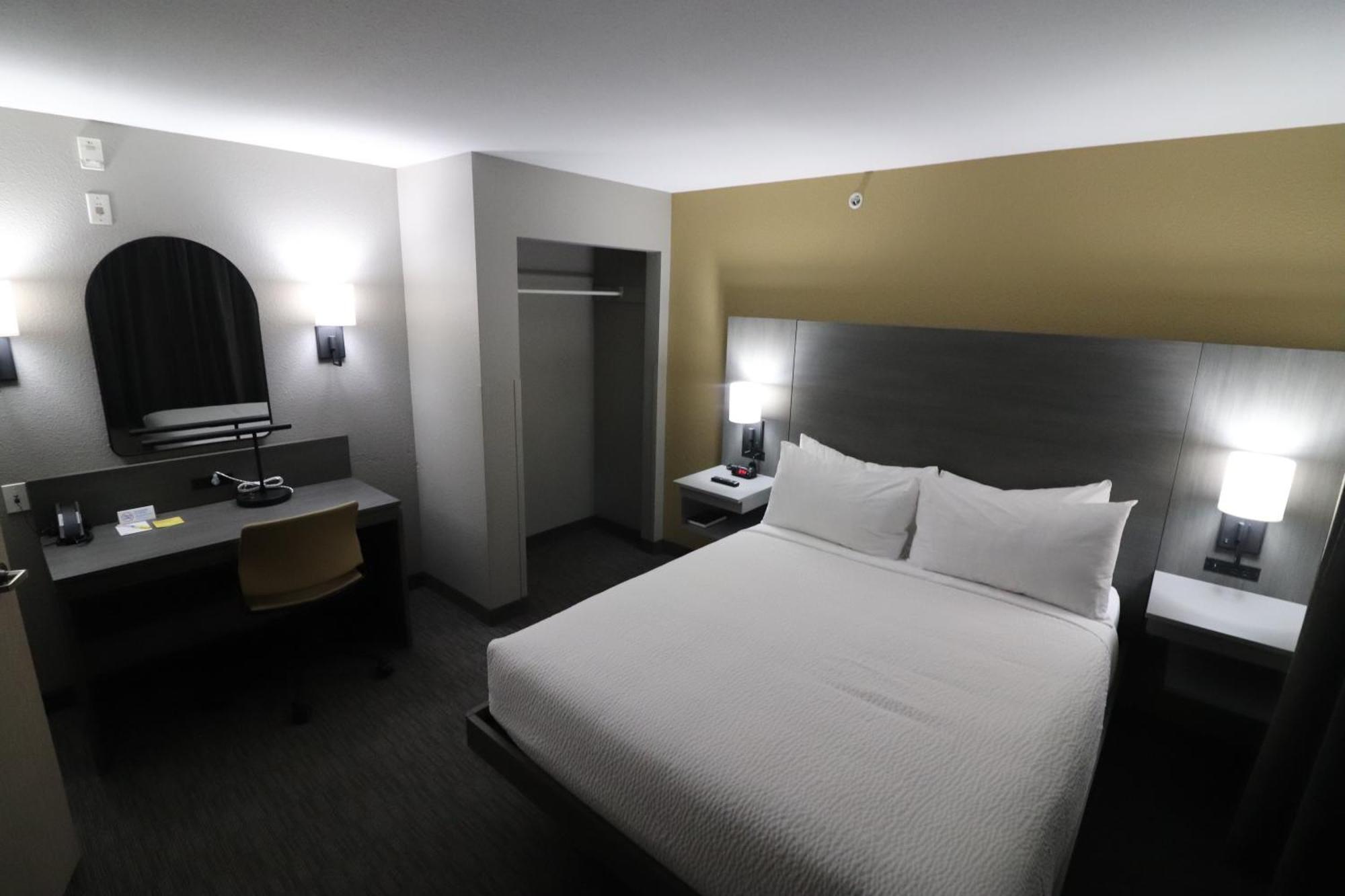Days Inn By Wyndham Stony Plain Exteriör bild